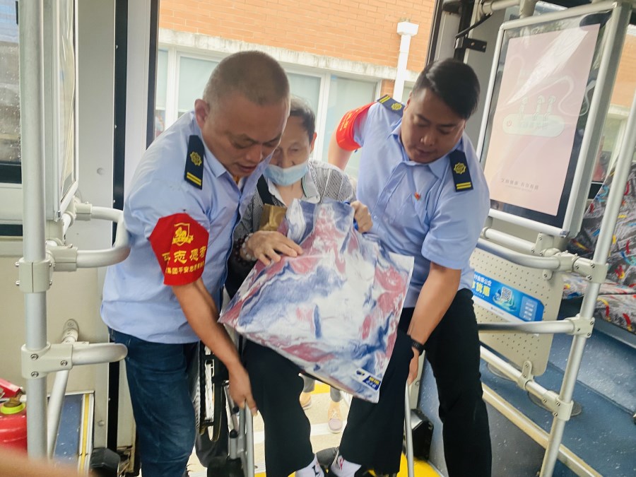 C:\Users\Acer\Desktop\10月宣传工作\内部投稿\集团\二公司南京公交人贴心服务帮助残疾老人上下车\IMG_2559.JPG C:\Users\Acer\Desktop\10月宣传工作\内部投稿\集团\二公司南京公交人贴心服务帮助残疾老人上下车\IMG_2559.JPG