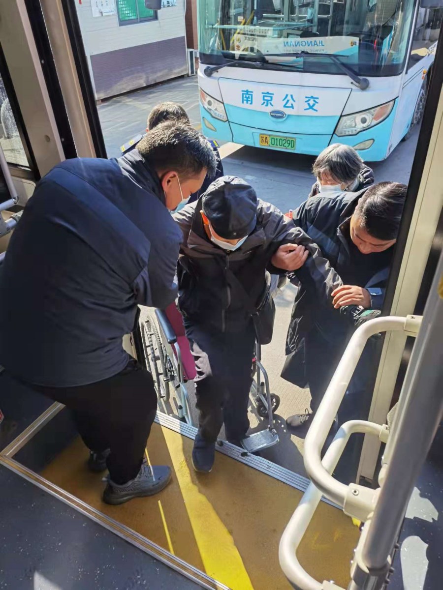 C:\Users\Acer\Desktop\12月宣传工作\集团\公交场站现“最暖搀扶”,场面有温度\27da8c6145ae44b28849de17ea2c105.jpg C:\Users\Acer\Desktop\12月宣传工作\集团\公交场站现“最暖搀扶”,场面有温度\27da8c6145ae44b28849de17ea2c105.jpg