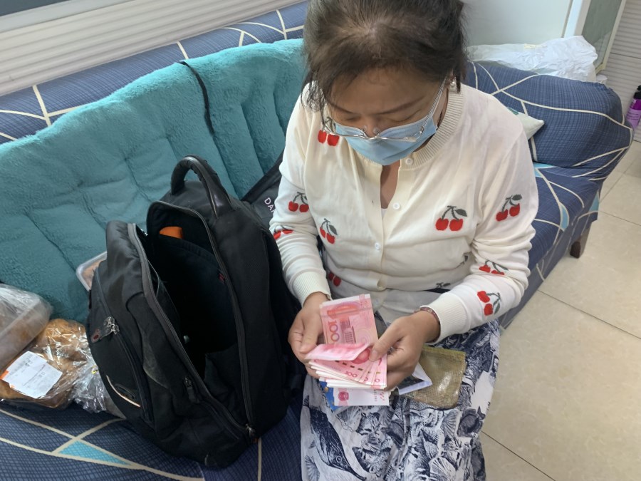 乘客大意落下钱包,公交司机拾金不昧如数归还.jpg 乘客大意落下钱包,公交司机拾金不昧如数归还.jpg