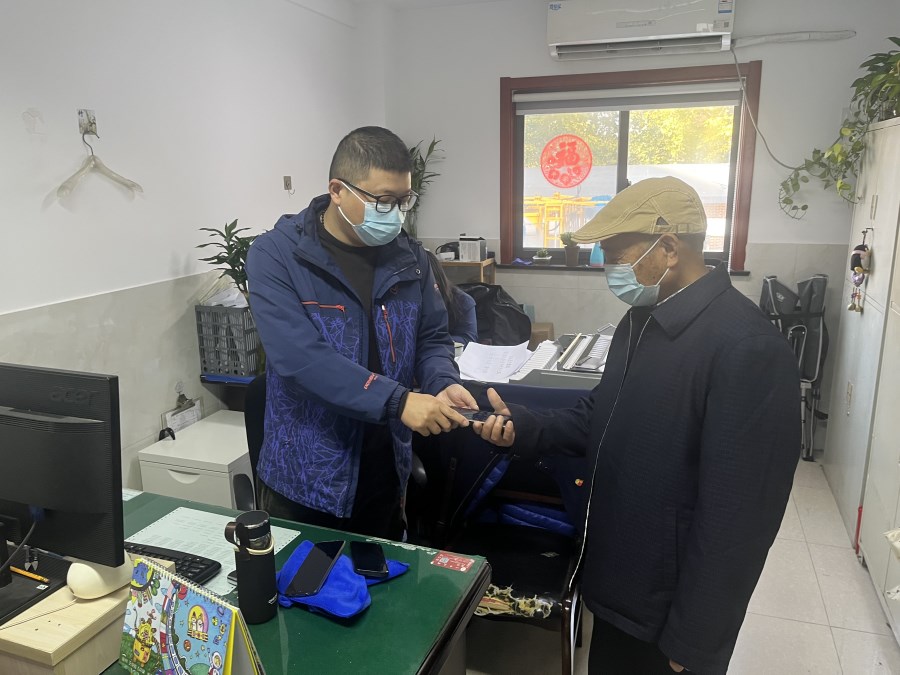 34路好司机拾金不昧获表扬.jpg 34路好司机拾金不昧获表扬.jpg