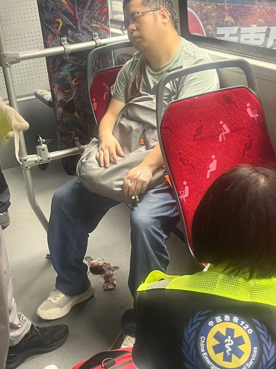 乘客被救治现场照片.jpg 乘客被救治现场照片.jpg