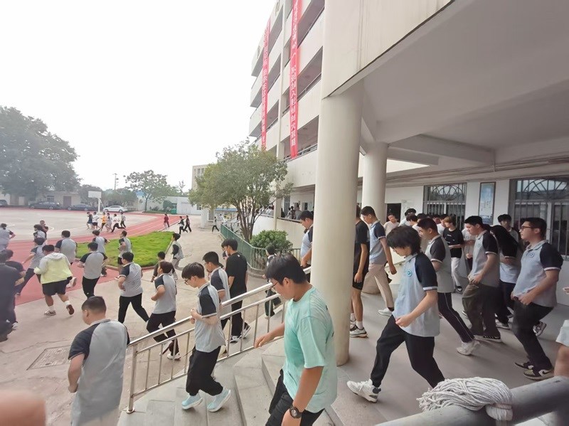 疏散演练-2.jpg 疏散演练-2.jpg