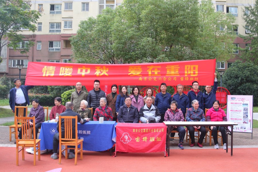 合影 (1).jpg 合影 (1).jpg